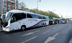 Des cars de tourisme se rassemblent à Paris en vue d'une opération escargot pour réclamer des aides afin de faire face à la hausse du carburant, le 30 mars 2026 ( AFP / STEPHANE DE SAKUTIN )
