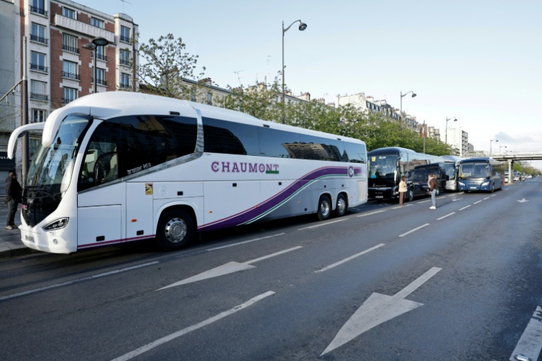 Des cars de tourisme se rassemblent à Paris en vue d'une opération escargot pour réclamer des aides afin de faire face à la hausse du carburant, le 30 mars 2026 ( AFP / STEPHANE DE SAKUTIN )