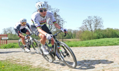Le coureur slovène de l'équipe UAE Emirates, Tadej Pogacar (c.), roule avec son équipe sur les pavés de la "tranchée" de Brillon, le 9 avril 2026, afin de reconnaître le parcours pavé de la 123e édition de Paris-Roubaix, qui se déroulera le 12 avril ( AFP / Francois LO PRESTI )