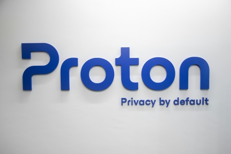 Proton lance un observatoire sur la cybercriminalité sur le dark web ( AFP / Fabrice COFFRINI )
