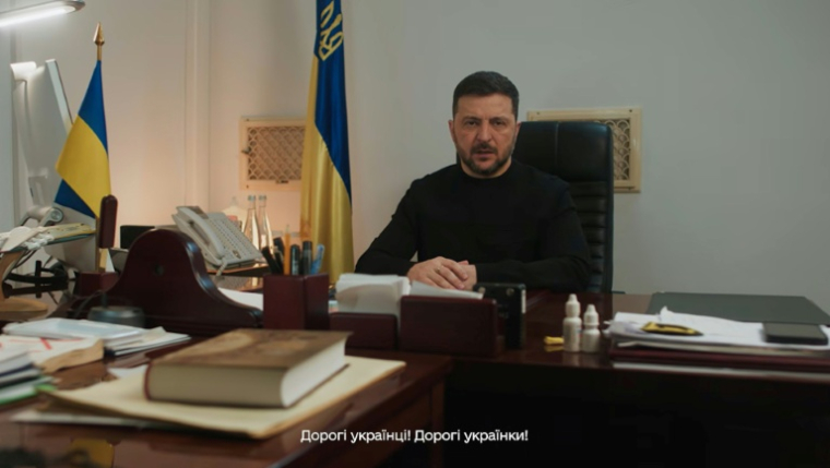 Image tirée d'une vidéo diffusée par le service de presse de la présidence ukrainienne, le 24 février 2026, montrant le président ukrainien Volodymyr Zelensky s'adressant à la nation depuis son bunker à Kiev ( Service de presse de la présidence ukrainienne / Handout )