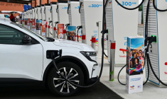 Une station de bornes de recharge pour voitures électrique sur une aire d'autoroute à Limours-Janvry, au sud de Paris, le 4 août 2023 ( AFP / MIGUEL MEDINA )