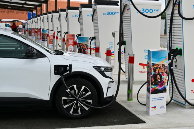 Une station de bornes de recharge pour voitures électrique sur une aire d'autoroute à Limours-Janvry, au sud de Paris, le 4 août 2023 ( AFP / MIGUEL MEDINA )