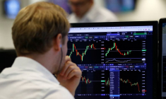 Un trader financier à son bureau dans la City de Londres