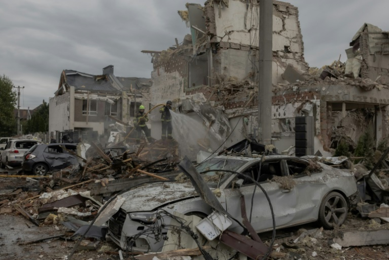 Des sauveteurs dans les décombres d'immeubles résidentiels touchés par une attaque de drones et missiles russes, dans les environs de Kiev, le 28 septembre 2025 en Ukraine ( AFP / Roman PILIPEY )