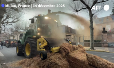 Millau: des agriculteurs déversent des pneus et du lisier devant la sous-préfecture