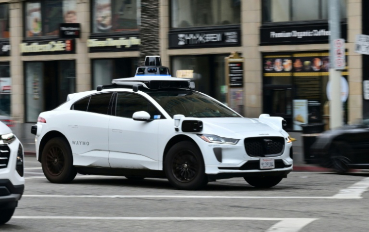 Un robotaxi sans chauffeur Waymo, sur  Hollywood Boulevard, à Los Angeles (Californie), le 13 mai 2026  ( AFP / Frederic J. BROWN )