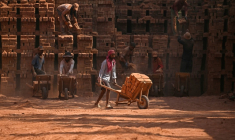 Des travailleurs migrants indiens occupés dans une briqueterie à la périphérie de Srinagar, le 24 août 2026 ( AFP / Tauseef MUSTAFA )