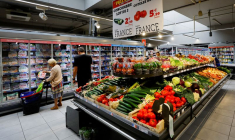 Photo d'archives d'un client qui fait ses courses dans un supermarché à Nice