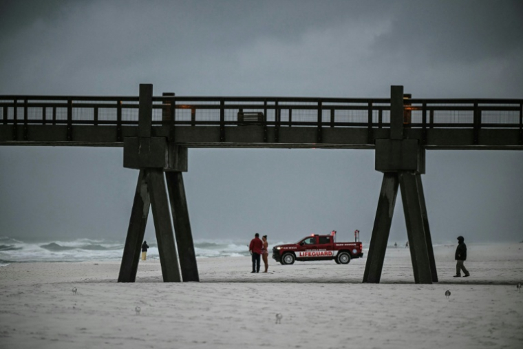 Un véhicule de sauveteurs patrouille sur la plage à Pensacola Beach à l'approche de l'ouragan Isaias, le 9 octobre 2026 en Floride ( AFP / RONALDO SCHEMIDT )