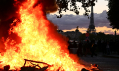 Un incendie à Paris le jour des manifestations "contre la vie chère", avec la tour Eiffel en arrière-plan, le 17 octobre 2026 ( AFP / Guillaume Saligot )