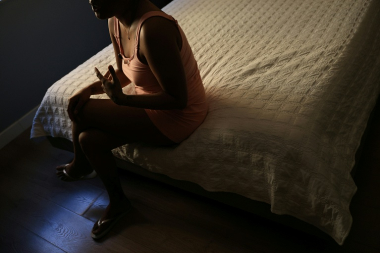 Ana (prénom d'emprunt), victime de trafic sexuel en provenance d'Amérique latine, s'exprime lors d'une interview avec l'AFP à Tirana le 1er août 2025 en Albanie ( AFP / Adnan Beci )