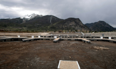 Des pontons flottants reposent sur un lit de boue séchée au port de plaisance de Frisco, dans le Colorado, le 13 mai 2026 ( AFP / Jason Connolly )