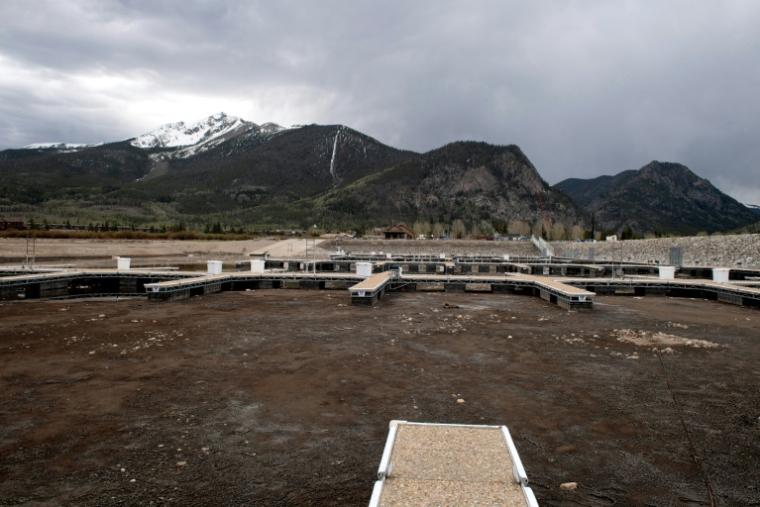 Des pontons flottants reposent sur un lit de boue séchée au port de plaisance de Frisco, dans le Colorado, le 13 mai 2026 ( AFP / Jason Connolly )