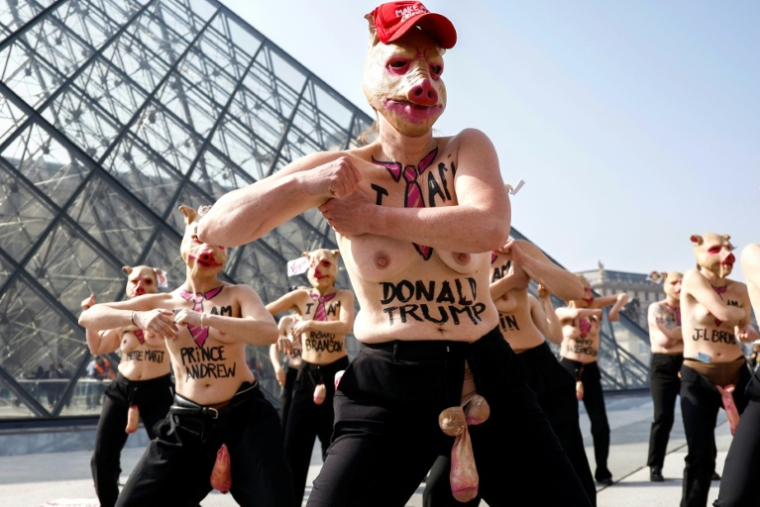 Des membres du groupe féministe FEMEN, participent à une manifestation devant le musée du Louvre, à côté de la pyramide du Louvre conçue par l'architecte sino-américain Ieoh Ming Pei, lors de la Journée internationale des droits des femmes à Paris, le 8 mars 2026 ( AFP / Kenzo TRIBOUILLARD )
