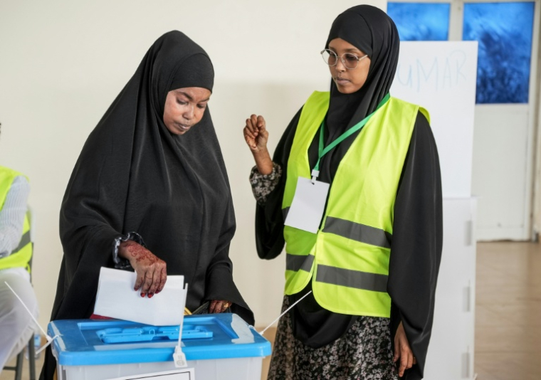 Une électrice vote lors des élections locales à Mogadiscio, en Somalie, le 25 décembre 2025 ( AFP / Hassan Ali ELMI )