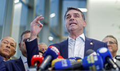 Le sénateur Flavio Bolsonaro, à Brasilia, le 19 mai 2025, au Brésil ( AFP / Sergio Lima )