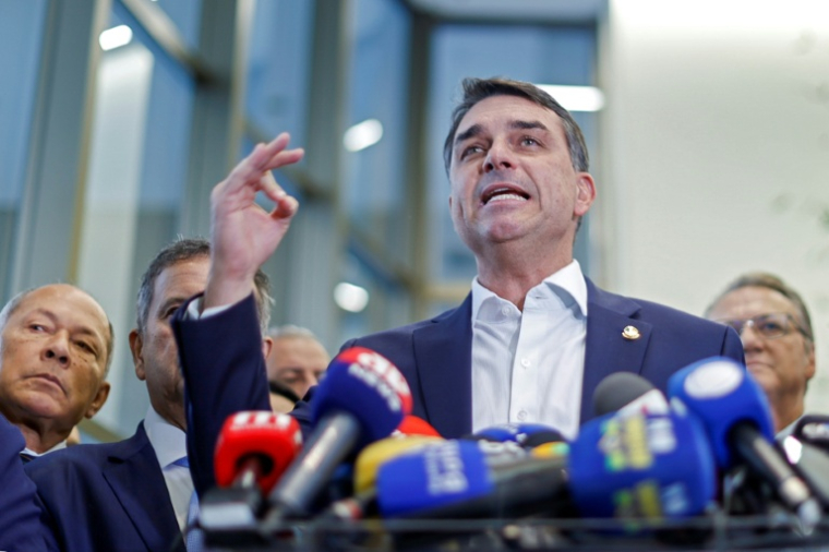Le sénateur Flavio Bolsonaro, à Brasilia, le 19 mai 2025, au Brésil ( AFP / Sergio Lima )