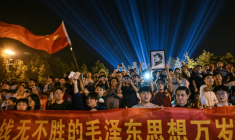 Des personnes se rassemblent pour rendre hommage au dirigeant Mao Zedong sur la place de la Statue de bronze à Shaoshan, dans la province centrale du Hunan, en Chine, le 8 septembre 2026, à la veille du 50e anniversaire de sa mort ( AFP / Hector RETAMAL )