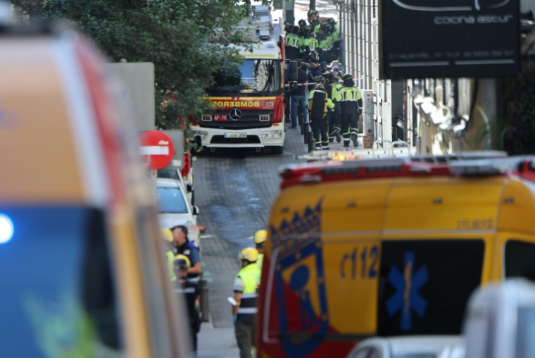 Des policiers et secouristes près du site d'un bâtiment effondré à Madrid, le 7 octobre 2025 en Espagne ( AFP / Thomas COEX )
