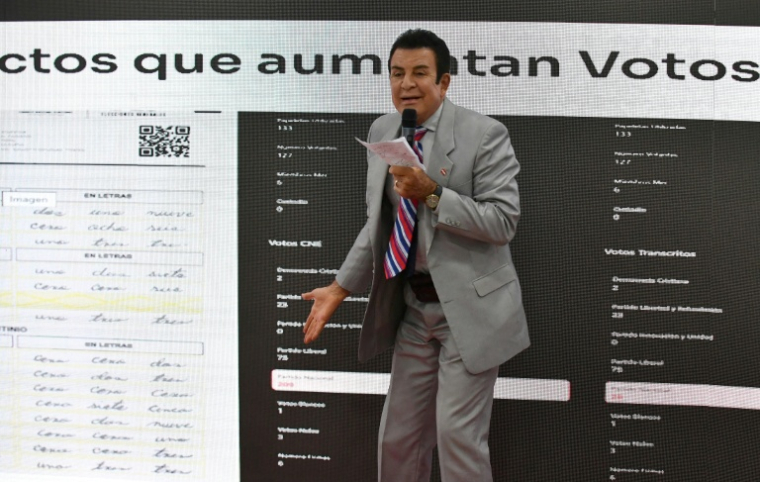 Le candidat libéral Salvador Nasralla à la présidentielle s'adresse à ses partisans à Tegucigalpa, le 5 décembre 2025 au Honduras ( AFP / Orlando SIERRA )