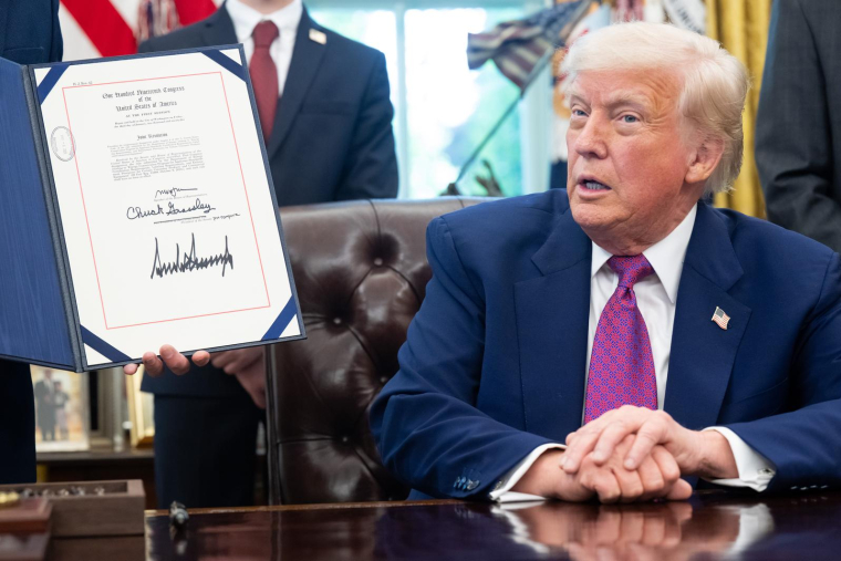 Donald Trump annonçant la signature d'un décret à Washington, le 9 mai 2025. ( AFP / SAUL LOEB )