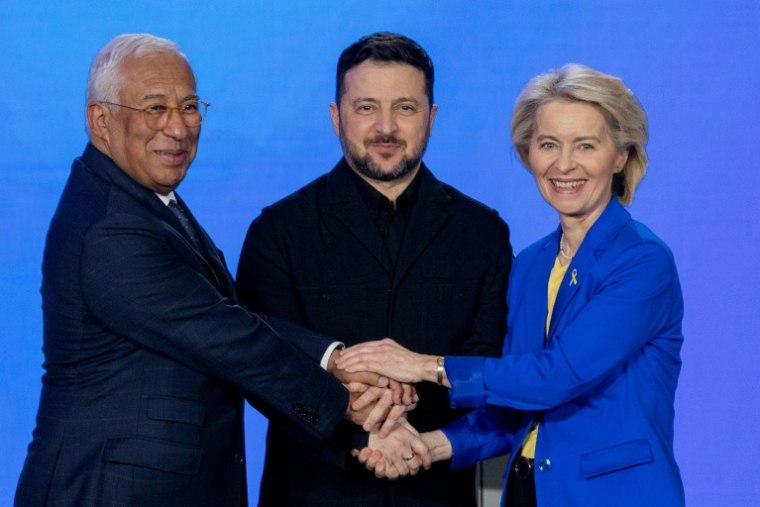 Le président du Conseil européen, António Costa (g), le président ukrainien Volodymyr Zelensky (c) et la présidente de la Commission européenne, Ursula von der Leyen (d), lors d'une conférence de presse à Kiev, le 24 février 2026 ( AFP / Tetiana DZHAFAROVA )