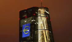 Le siège de la Banque centrale européenne (BCE) s'illumine d'un symbole euro géant à l'occasion du lancement de l'événement « Luminale, lumière et bâtiment » à Francfort.