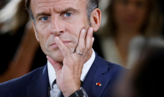 Le président français Emmanuel Macron écoute un discours lors de sa visite à l'école professionnelle Argensol à Orange