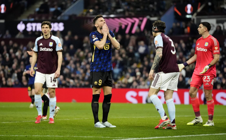Olivier Giroud n'en peut plus d'Emiliano Martínez