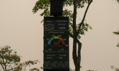 Un panneau affiche l'indice de pollution de l'air alors que la fumée des feux de forêt en Indonésie enveloppe Kuching, dans l'Etat du Sarawak, sur l'île de Bornéo, le 5 septembre 2026 en Malaisie ( AFP / Mohd Rasfan )