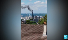 La flèche de la cathédrale de Rouen touchée par un incendie