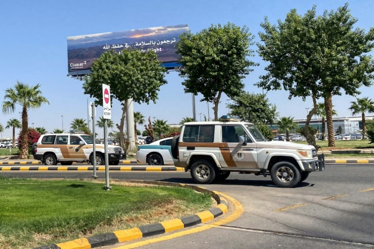 Des véhicules de sécurité garés devant l'aéroport de Tabuk en Arabie saoudite, le 30 septembre 2026 ( AFP / - )