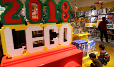 LEGO PORTÉ PAR LES DINOSAURES ET LES REPRODUCTIONS DE VOITURES