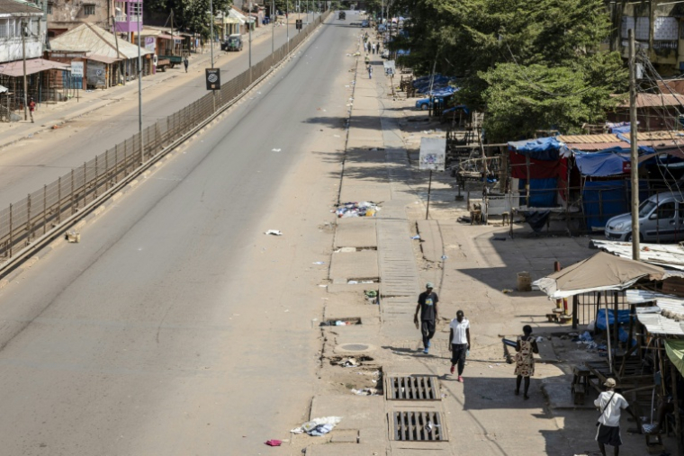 Une rue et un marché déserts à Bissau au lendemain d'un coup d'Etat militaire, le 27 novembre 2025 en Guinée-Bissau ( AFP / PATRICK MEINHARDT )