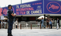 Un policier municipal en faction sur la Croisette lors de la 79e édition du Festival de Cannes, le 13 mai 2026 ( AFP / SAMEER AL-DOUMY )