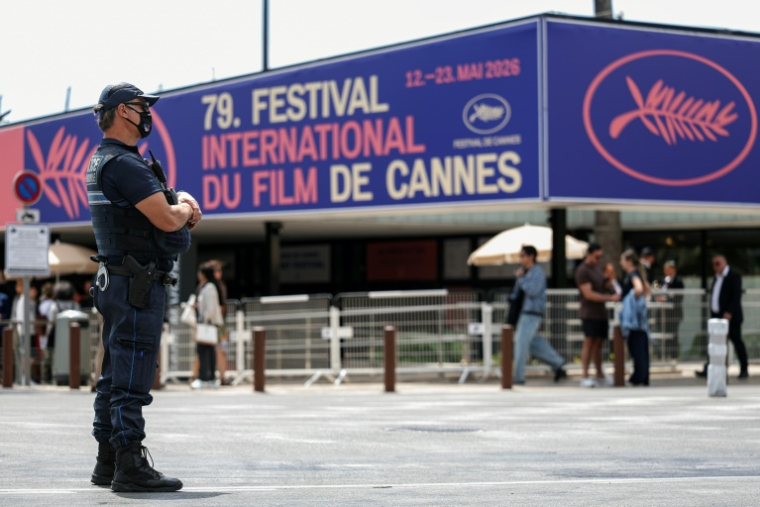Un policier municipal en faction sur la Croisette lors de la 79e édition du Festival de Cannes, le 13 mai 2026 ( AFP / SAMEER AL-DOUMY )