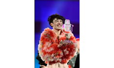 Le chanteur suisse Nemo le 11 mai 2024 après avoir gagné l'Eurovision à Malmö en Suède ( AFP / Tobias SCHWARZ )