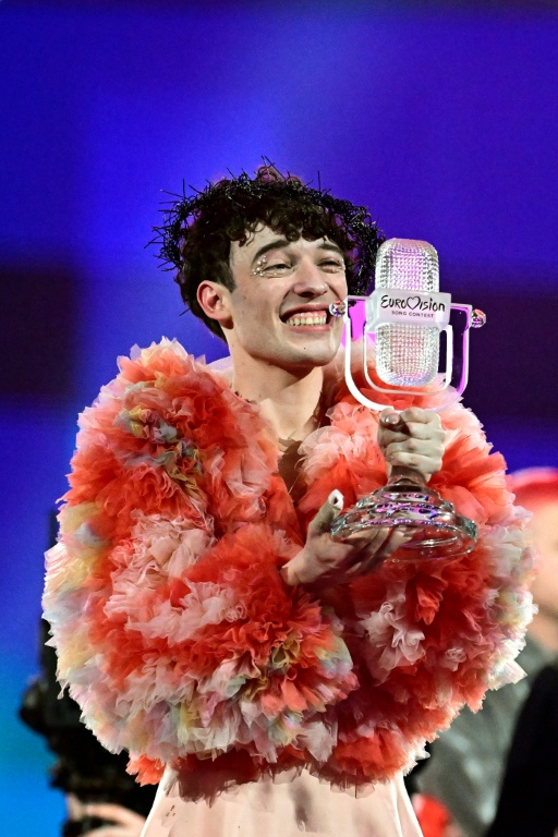 Le chanteur suisse Nemo le 11 mai 2024 après avoir gagné l'Eurovision à Malmö en Suède ( AFP / Tobias SCHWARZ )