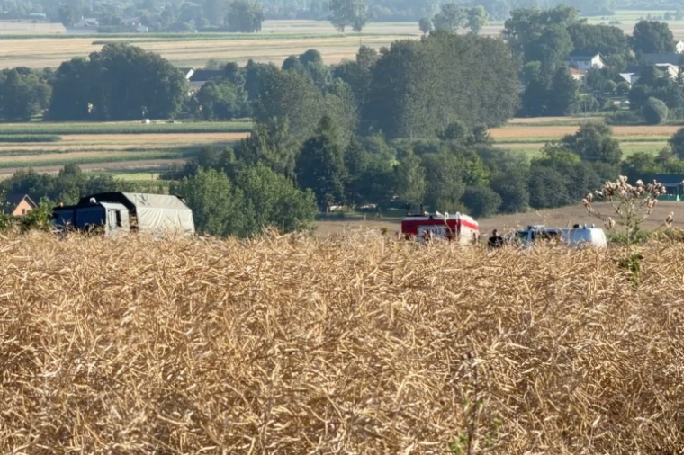 Capture d'écran de la chaine TVN Poland montrant l'armée polonaise sécurisant le site d'un large cratère dans l'est du pays, le 30 juillet 2026 ( TVN POLAND / - )