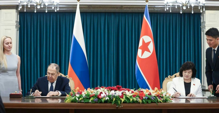 Le ministre russe des Affaires étrangères Sergueï Lavrov rencontre son homologue nord-coréenne Choe Son Hui, le 12 juillet 2025 à Wonsan, en Corée du Nord ( RUSSIAN FOREIGN MINISTRY / HANDOUT / Handout )