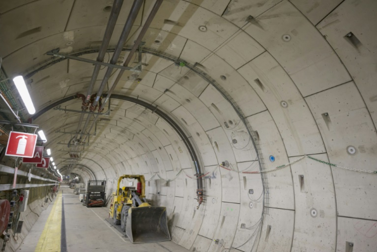 Un couloir dans le laboratoire de recherche souterrain de Meuse/Haute Marne du site d'enfouissement de déchets nucléaires connu sous le nom de Cigéo exploité par l'Andra, le 8 août 2024 à Bure, dans le Meuse ( AFP / Jean-Christophe VERHAEGEN )