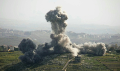 Une frappe aérienne israélienne sur le village de Deir El Zahrani, dans le sud du Liban, le 13 mai 2026 ( AFP / Kawnat HAJU )