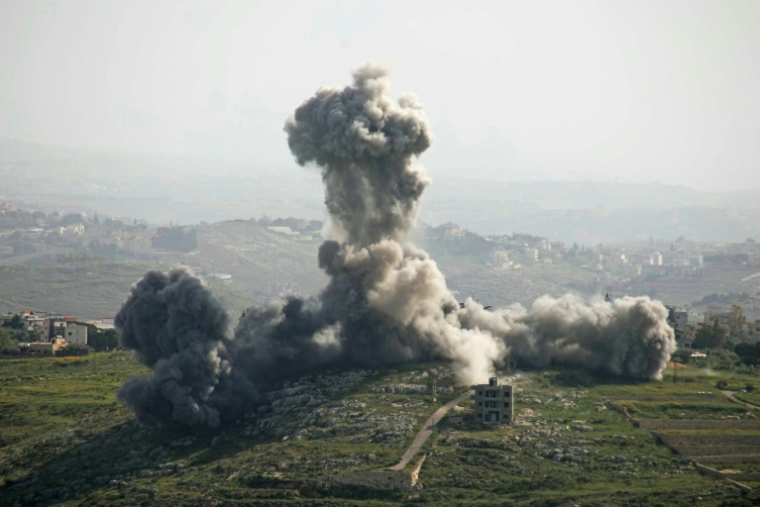 Une frappe aérienne israélienne sur le village de Deir El Zahrani, dans le sud du Liban, le 13 mai 2026 ( AFP / Kawnat HAJU )