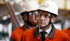 Le président Emmanuel Macron porte un casque et des lunettes sur le site d'ArcelorMittal à Dunkerque, le 10 février 2026 dans le Nord ( POOL / Benoit Tessier )