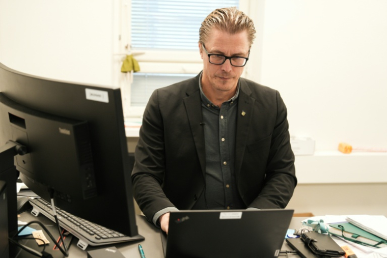 Le maire de la ville finlandaise de Muhos, Kimmo Hinno, le 29 septembre 2026 dans son bureau, à Muhos  ( AFP / Alessandro RAMPAZZO )