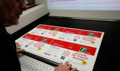 Un employé vérifie les copies du Code du travail français annoté 2018 qui sont mises à jour via une application à l'imprimerie de Choisy-le-Roi