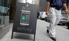 Une affiche annonçant des offres d'emploi est visible à l'extérieur d'un Starbucks à Manhattan, New York, dans l'État de New York