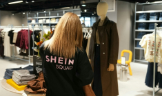 Une employée occupée à la mise en place dans le magasin Shein du Bazar de l'Hotel de Ville (BHV) à Paris le 5 novemnre 2025. ( AFP / Dimitar DILKOFF )