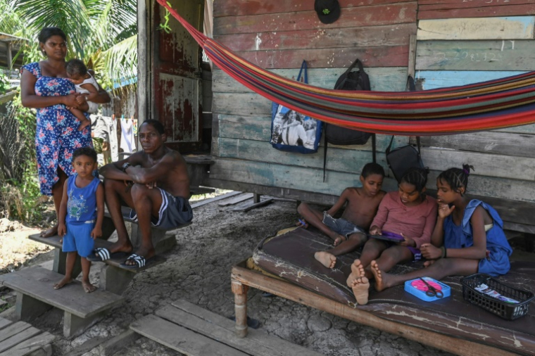 Shaun Ferrier, sa femme Naomi et leurs enfants, le 26 août 2025 à Georgetown, au Guyana ( AFP / Joaquin Sarmiento )
